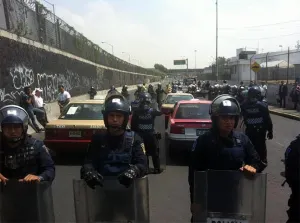 Se enfrentan taxistas y policías en inmediaciones de CU