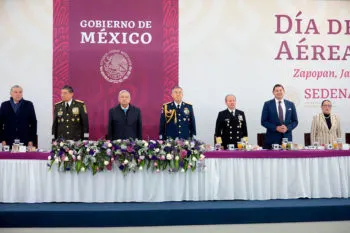 Armenta acompañó al presidente López Obrador en el Día de la Fuerza Aérea Mexicana