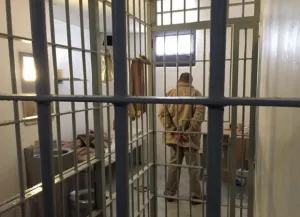 Revela Loret de Mola imagen de El Chapo recluido