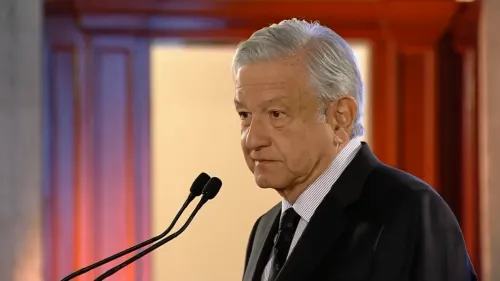 López Obrador anuncia la compra de 500 pipas para regularizar distribución de gasolinas