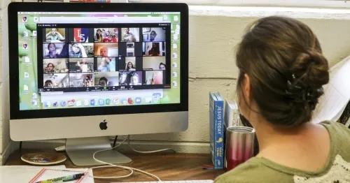 Mediante clases de Zoom, maestra descubre robo a casa