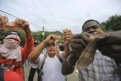 Migrantes rompen valla entre Guatemala y México, se enfrentan con la policía