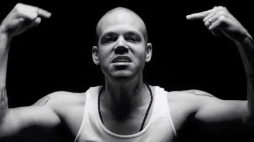 Residente agrede a camarógrafo tras ser cuestionado sobre su vida privada (VIDEO)
