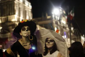 Poblanos y turistas participan en animada celebración de Día de Muertos