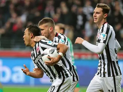 Marco Fabián anota y Frankfurt rescata empate