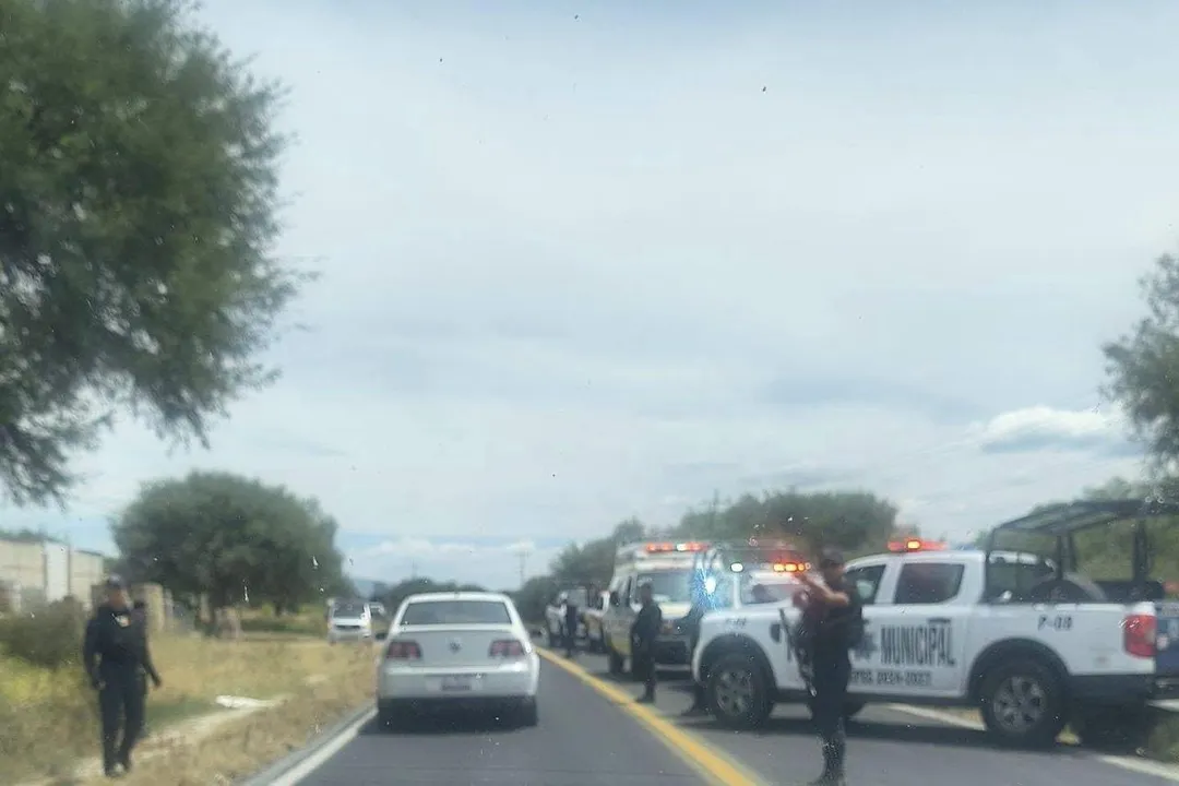 Paramédicos de SUMA acudieron al lugar, pero confirmaron que las lesiones provocaron su muerte, mientras la Guardia Nacional resguardó la zona y la FGE realizó el traslado del cuerpo al anfiteatro de Tecamachalco