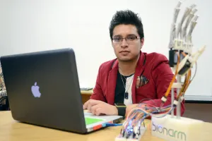 Menor costo, característica de mano robótica diseñada por estudiante BUAP