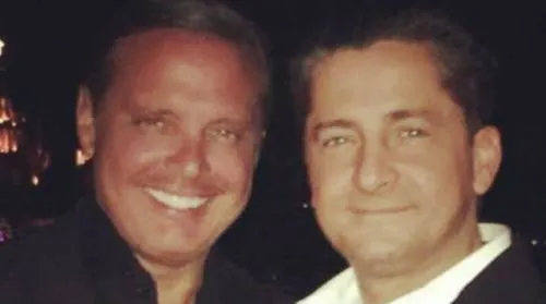 Captan a Luis Miguel muy sonriente en fiesta, rodeado de mujeres y copas