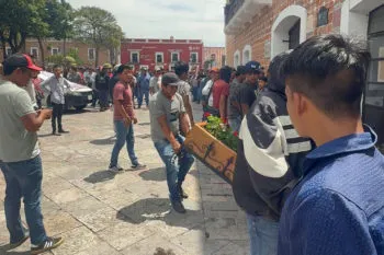 Ambulantes foráneos provocan disturbios en Atlixco; vandalizan el Palacio Municipal y agreden a policías