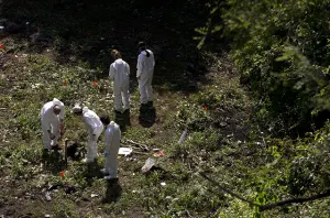 PGR recorre zona de fosas en basurero de Cocula