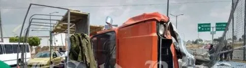 Accidente en Anillo Periférico deja tres personas heridas