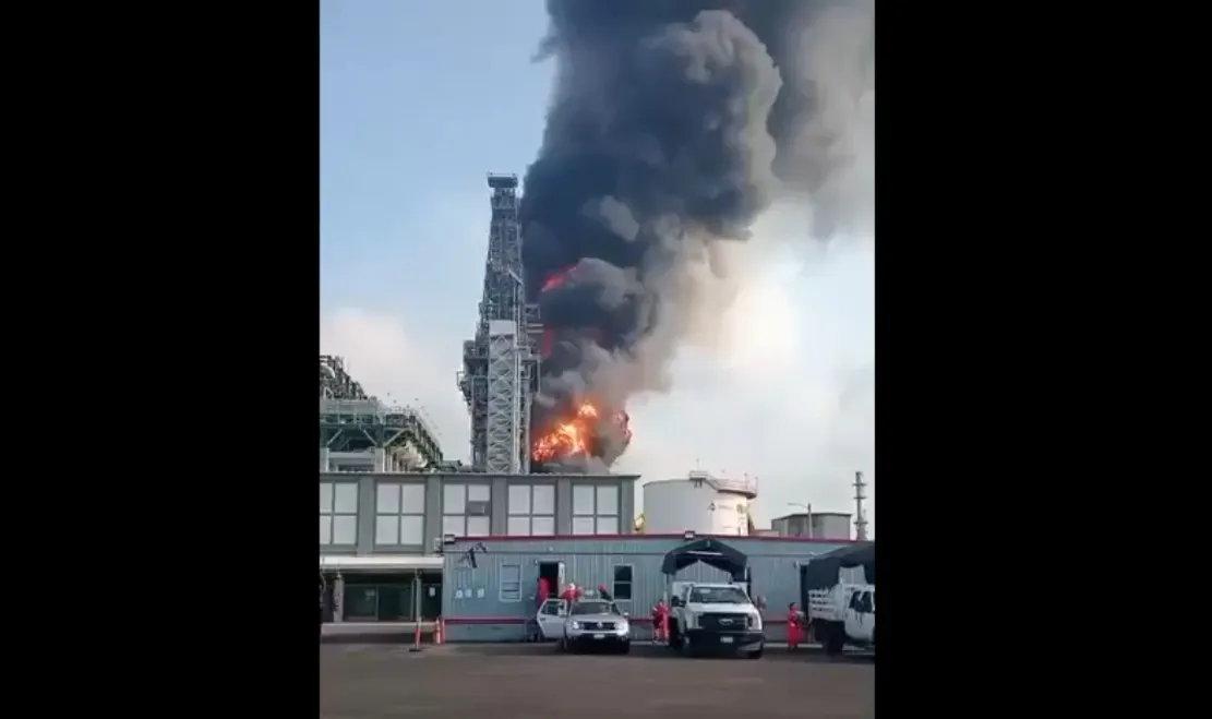 Incendio en refinería Dos Bocas moviliza a cuerpos de emergencia en Tabasco