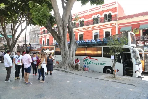 Gobierno estatal y municipal acordarán un paradero para retirar a los turibuses del zócalo