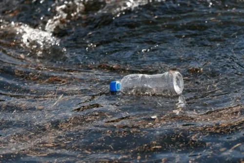 Multinacionales de agua embotellada intensifican pruebas con latas para sustituir plástico