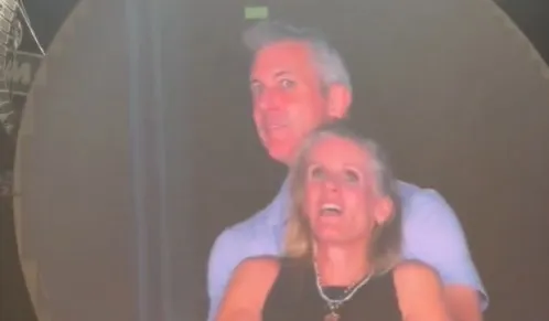 Kiss Cam de Coldplay capta infidelidad en pleno concierto y redes identifican a los involucrados