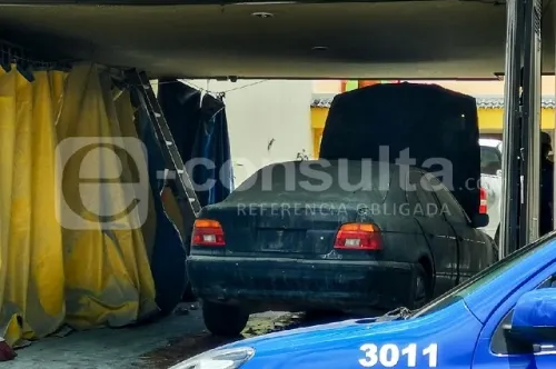 Se incendia automóvil BMW en una cochera, en la colonia Vista Hermosa