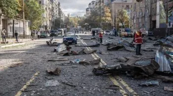 Lanza Rusia 120 misiles contra plantas de energía y objetivos civiles en Ucrania