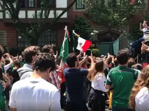 Se retiran del Zócalo aficionados del TRI; van a Embajada de Corea