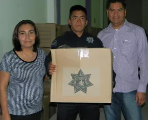Entregan apoyos económicos a policías de Cuautlancingo