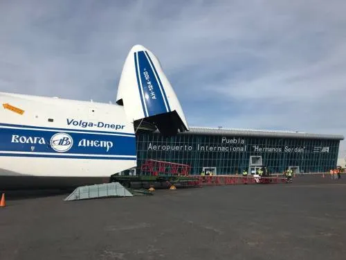 Aterriza en el Aeródromo “Hermanos Serdán” el Antonov AN 124, uno de los aviones de carga más grande