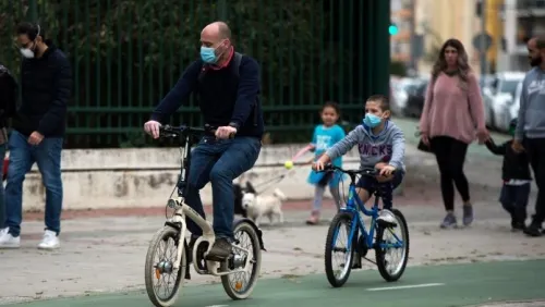 Niñas y niños salen de nuevo a calles de España luego de semanas en confinamiento