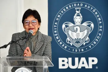 Lilia Cedillo toma protesta a Irma García como directora de la Prepa 2 de Octubre de 1968