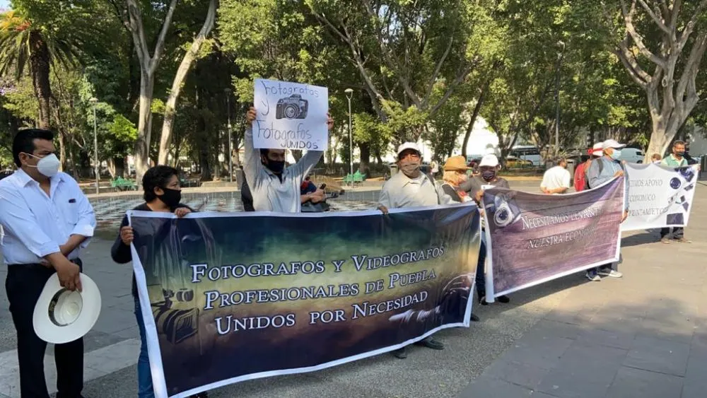 Fotógrafos de salones sociales exigen la entrega de apoyos económicos