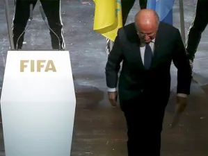Anuncia Blatter renuncia a presidencia FIFA
