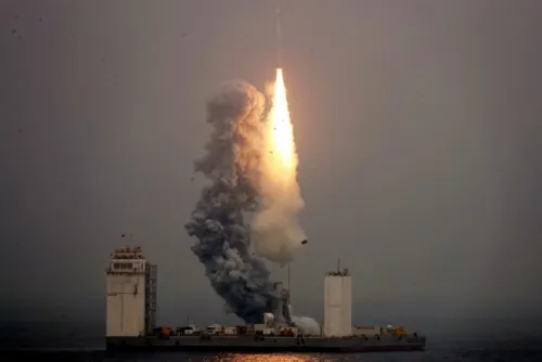 Por primera vez, China lanza cohete desde plataforma marítima