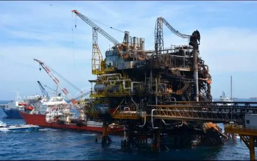 Fitch Ratings cambia a negativa perspectiva de calificación de Pemex