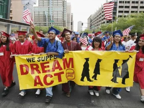 Ordenan a Trump reactivar plenamente el programa DACA