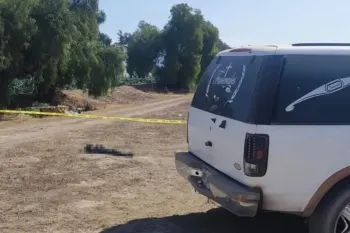 Abandonan cuerpo sin vida de un hombre, envuelto con una lona, en campos de cultivo de Tecamachalco