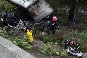 Dos mueren calcinados al caer tráiler a barranco en Atlixco