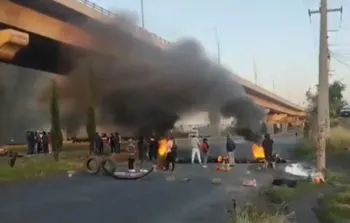 Manifestantes bloquean la autopista México-Puebla; exigen la localización de Enrique Briones