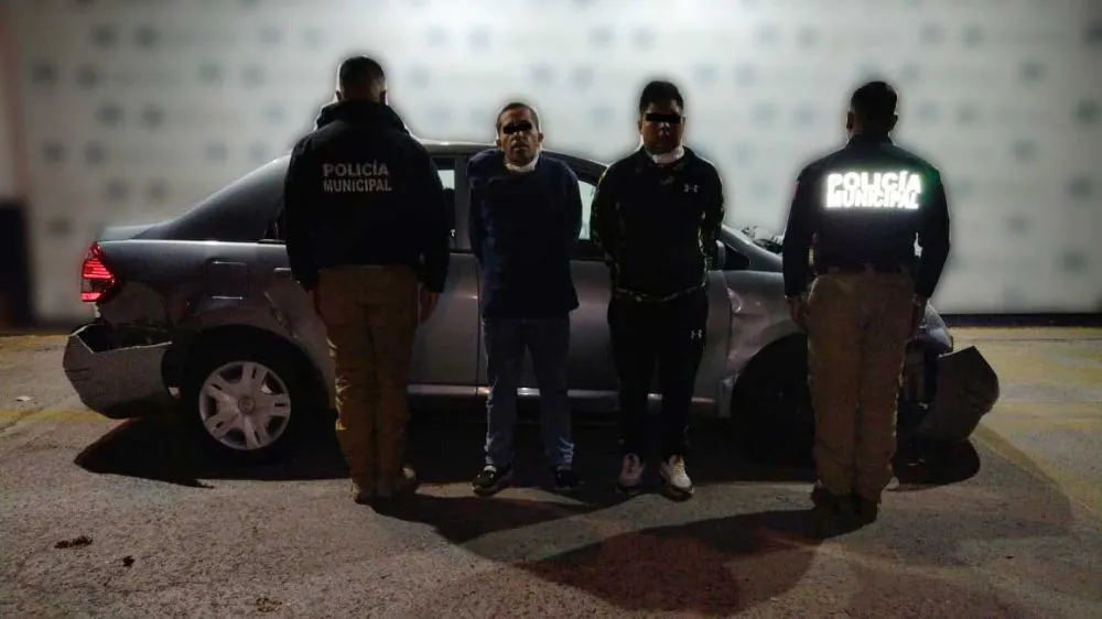 Policía municipal asegura a asaltantes de una tienda