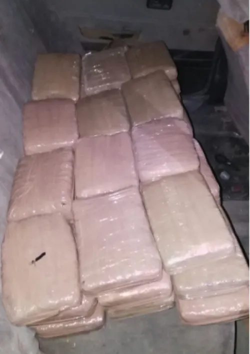 Policía Estatal aseguró vehículo que transportaba 38 paquetes de marihuana