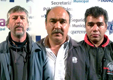 Policía Municipal aseguró a sujetos que presuntamente robaban una camioneta