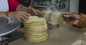La caída del salario en México le arrebata a las familias hasta su alimento básico: la tortilla