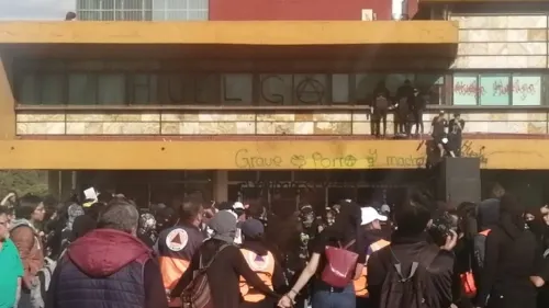 Encapuchados realizan pintas en Rectoría de la UNAM, tras marcha contra violencia