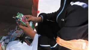 Madre intenta salvar a su hija con leucemia reciclando basura