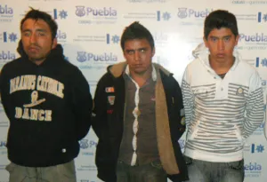 Elementos de la SSPTM aseguran a presuntos implicados en robo a pasajeros de transporte público.