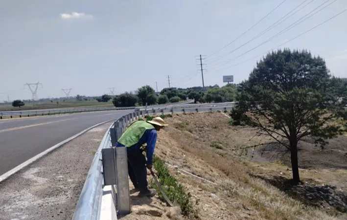 Secretaría de Infraestructura realiza mantenimiento permanente en tramos carreteros