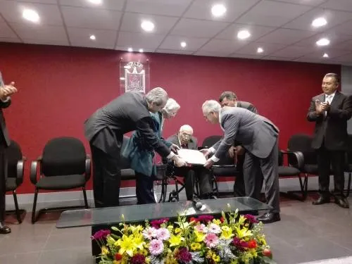 Baños Ardavín entregó el reconocimiento de Profesor Emérito a Don Manuel Díaz Cid