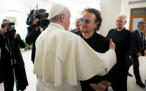 Bono de U2 y el Papa discuten crisis de abusos sexuales en Irlanda