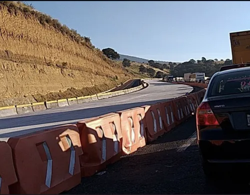 Cierran la México-Puebla por accidente vehicular