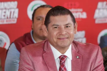 Alejandro Armenta aventaja por 19 puntos en encuesta a Eduardo Rivera