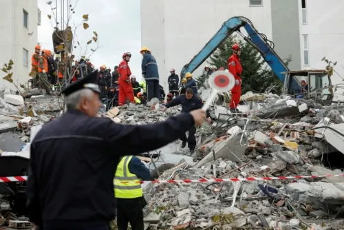Suman 40 muertos por sismo en Albania