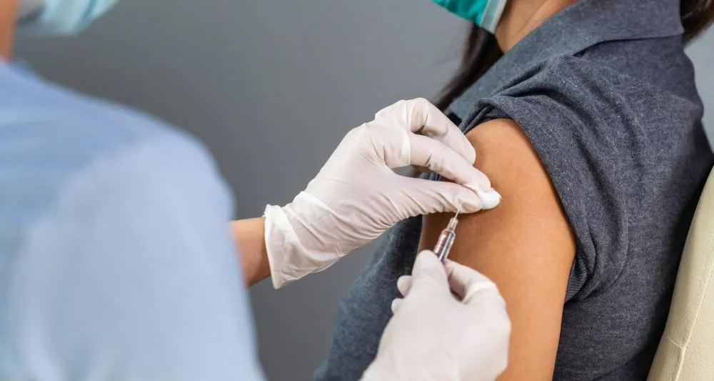 Aprueban en EU vacuna de Pfizer para mayores de 12 años
