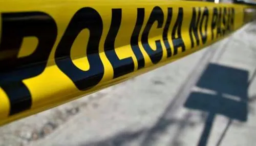 Joven se cuelga de torre de luz en San Pedro Zacachimalpa