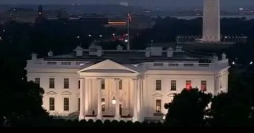 Las extrañas luces rojas en la Casa Blanca que causaron intriga en Estados Unidos